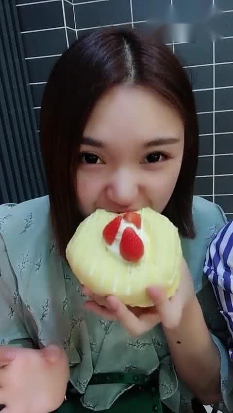 女孩吃瓜搞笑,女孩的欢乐吃瓜日常